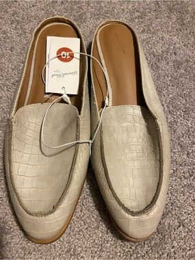 Universal Thread Women's Croc-Embossed Slip-On Loafers in Cream
